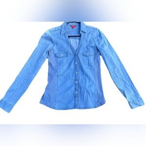 Guess women's long-sleeve blue denim button-up shirt size medium lightweight